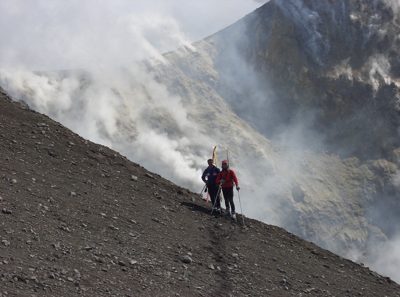 Etna, cratere Bocca Nuova durante la traversata S-N Etna, cratere Bocca Nuova durante la traversata S-N