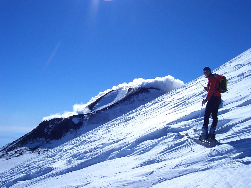 Etna, verso il cratere centrale, il SE sullo sfondo. Etna, verso il cratere centrale, il SE sullo sfondo.