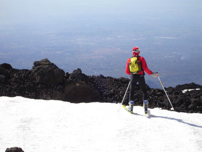 Etna Sud, sullo sfondo la piana di Catania e il mare. Etna Sud, sullo sfondo la piana di Catania e il mare.