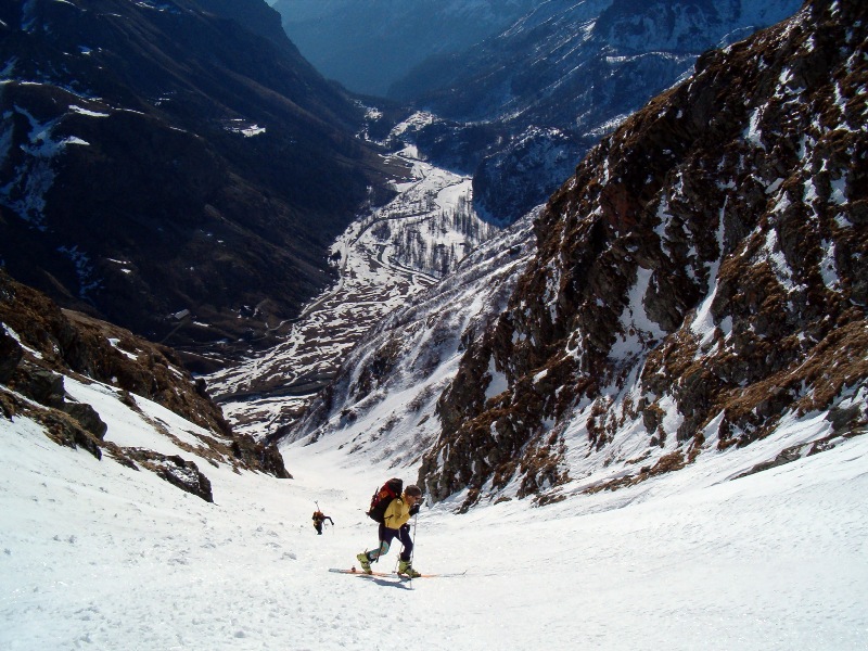 Lorenzo in salita nel canalone