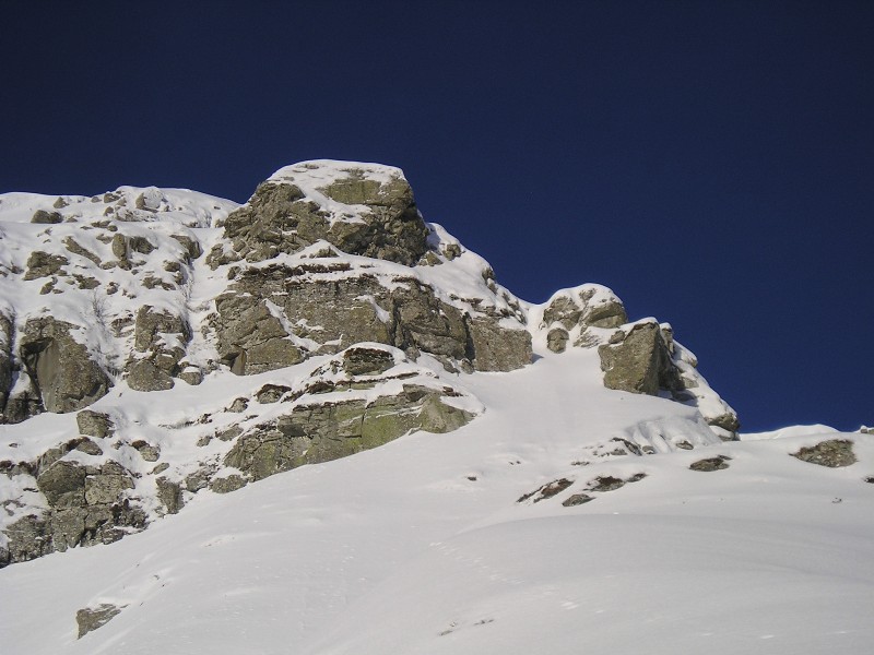 Corno alle Scale, Parete Est, primo sperone, seconda fascia rocciosa