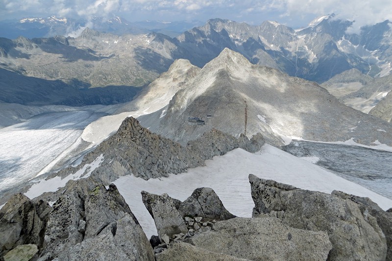 Cresta Croce e Rifugio Caduti dell'Adamello Cresta Croce e Rifugio Caduti dell'Adamello