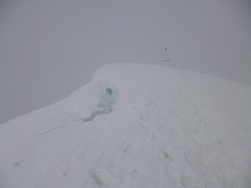 Cornice fessurata in vetta al Monte Generoso Cornice fessurata in vetta al Monte Generoso