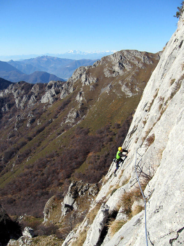 Via Cai Vedano, pilastro di Prada
