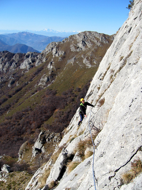 Via Cai Vedano, pilastro di Prada